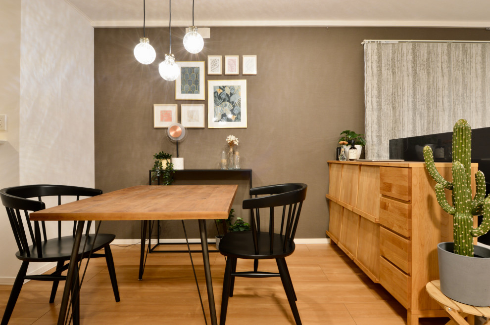 Modelo de comedor de cocina urbano pequeño con paredes grises y suelo de madera en tonos medios