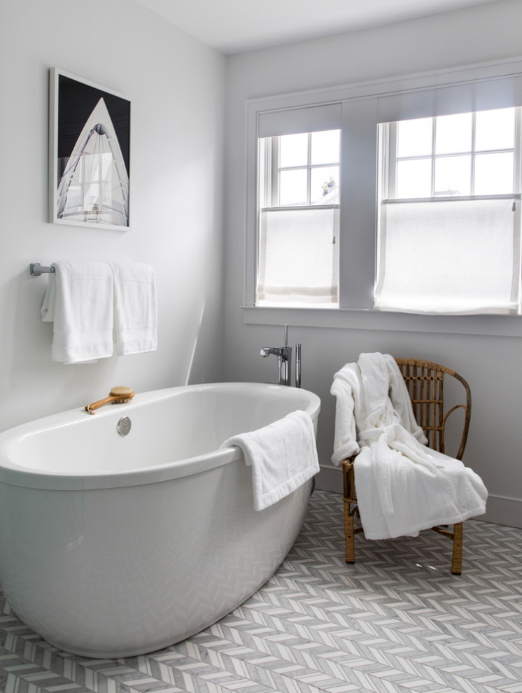 Mittelgroßes Modernes Badezimmer En Suite mit weißer Wandfarbe, Unterbauwaschbecken und Einzelwaschbecken in New York