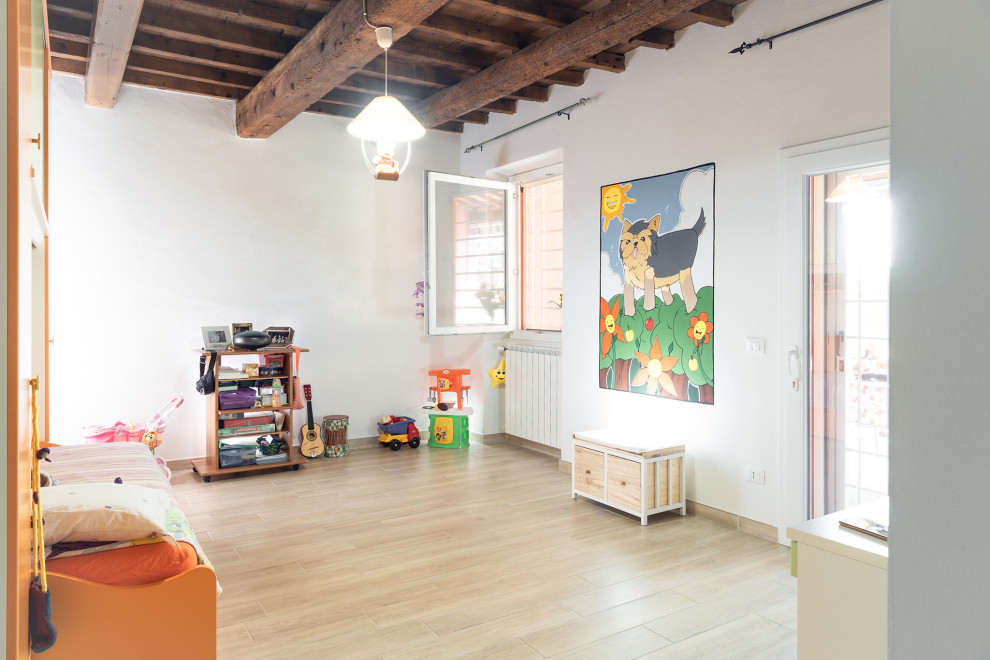 Foto på ett mellanstort funkis flickrum kombinerat med sovrum och för 4-10-åringar, med vita väggar, klinkergolv i porslin och beiget golv