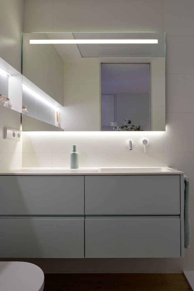 Modernes Badezimmer mit Laminat in Valencia