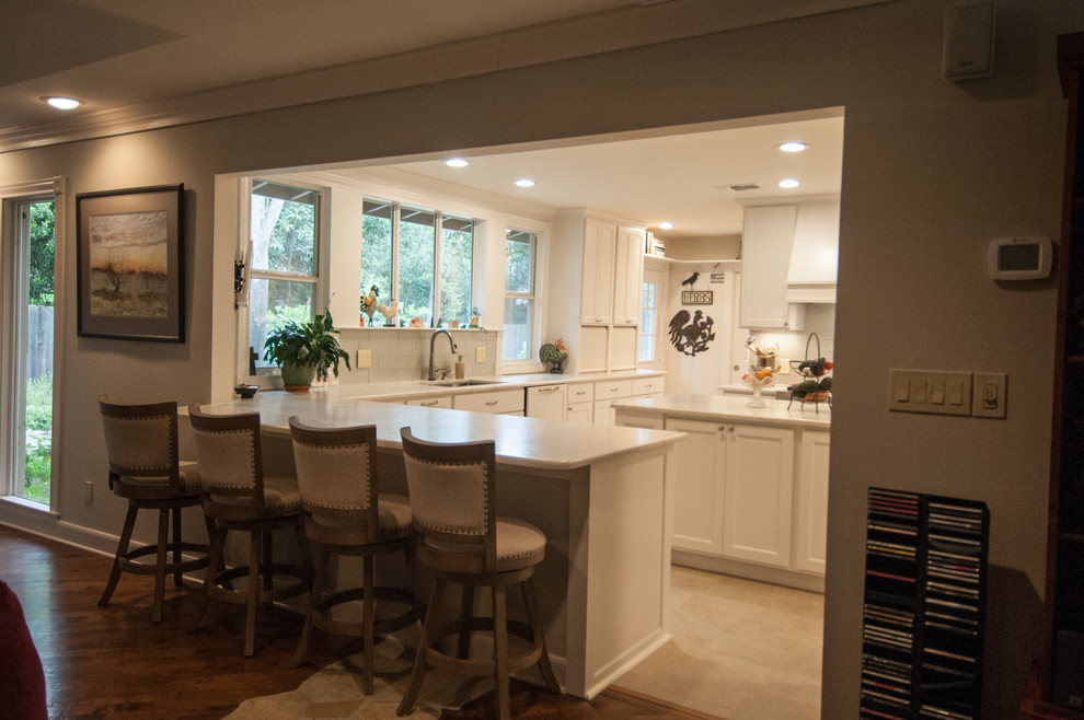 Example of a transitional home design design in Austin