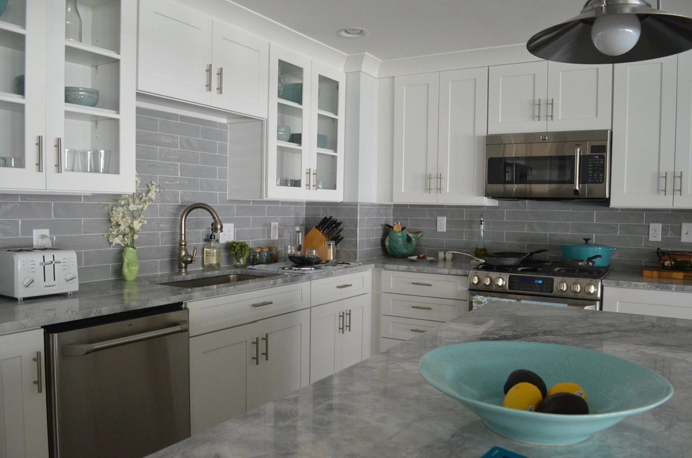 Eat-in kitchen - mid-sized transitional l-shaped dark wood floor and brown floor eat-in kitchen idea with an undermount sink, shaker cabinets, white cabinets, granite countertops, gray backsplash, porcelain backsplash, stainless steel appliances and an island