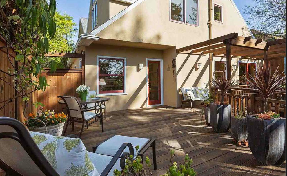 Inspiration for a transitional backyard deck remodel in San Francisco