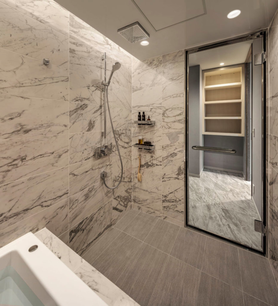 Esempio di una stanza da bagno padronale vittoriana con piastrelle bianche, piastrelle in ceramica, pavimento con piastrelle in ceramica, pavimento grigio e soffitto ribassato