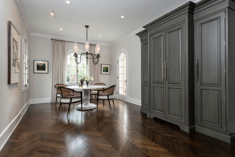 Klassische Wohnküche mit grauer Wandfarbe, dunklem Holzboden und braunem Boden in Baltimore