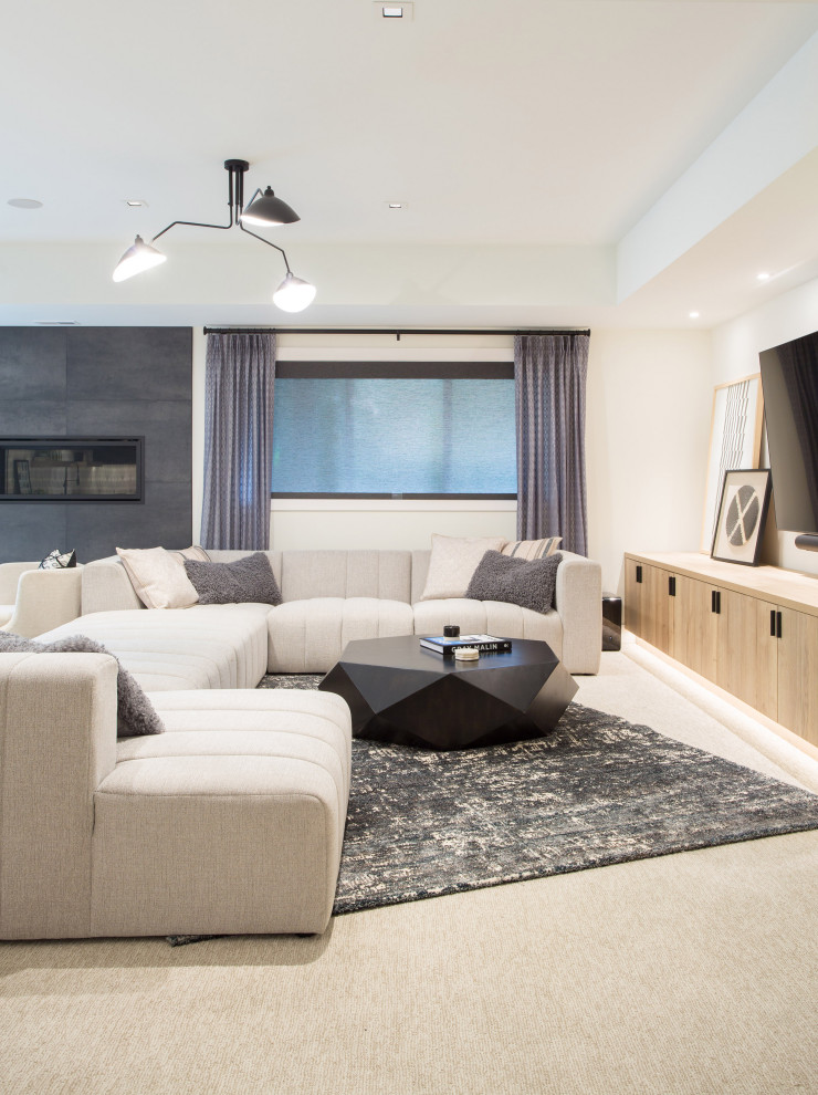 Diseño de sala de estar abierta minimalista grande con paredes blancas, moqueta, todas las chimeneas, marco de chimenea de baldosas y/o azulejos, pared multimedia, suelo beige y bandeja