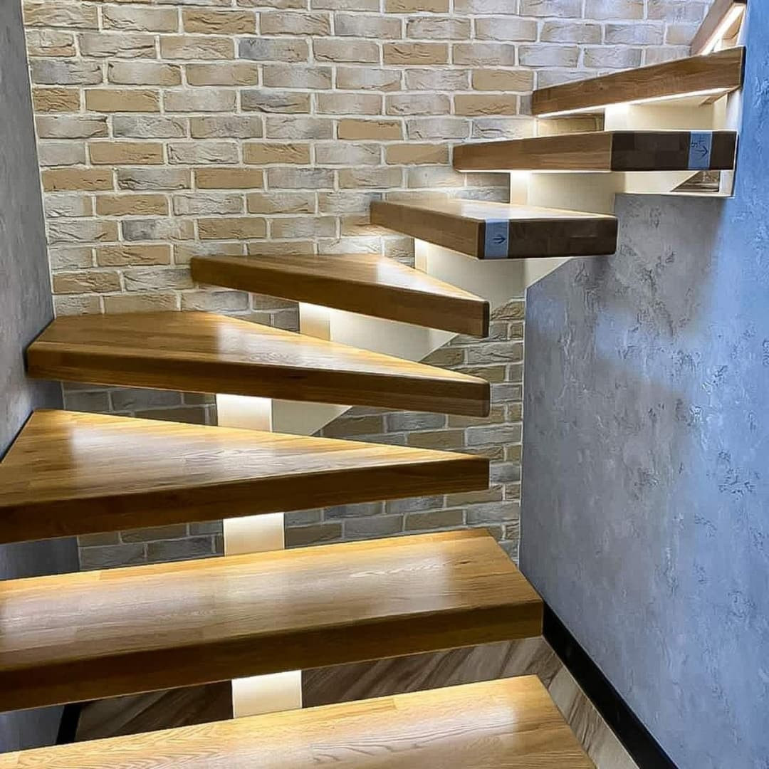 Современная лестница с забежными ступенями