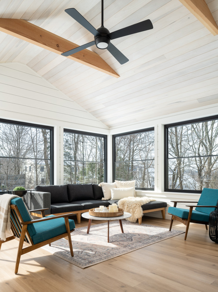 Ispirazione per una grande veranda minimalista con pavimento in laminato