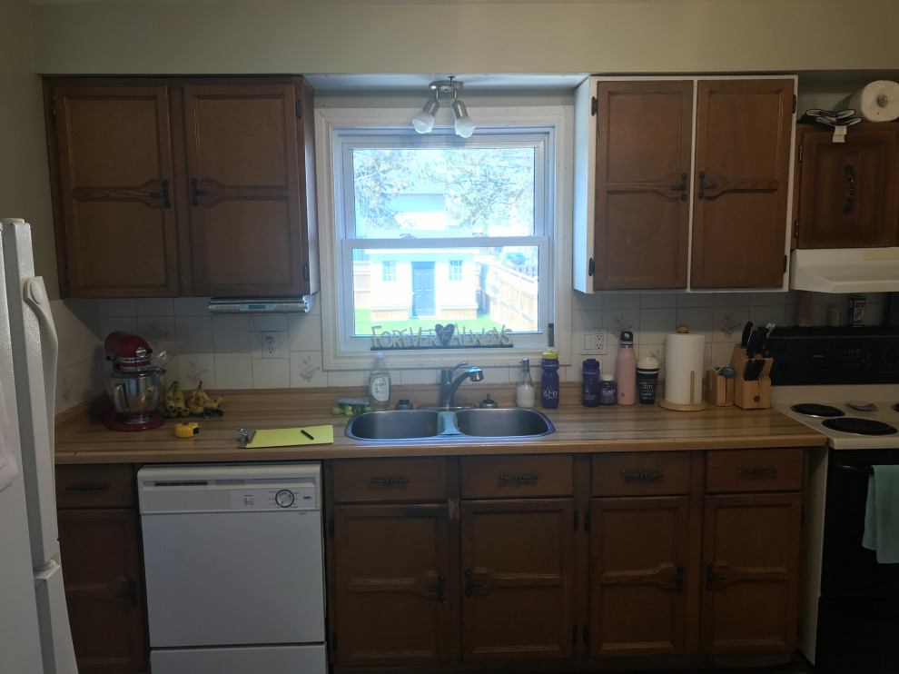 Transitional kitchen photo in Toronto