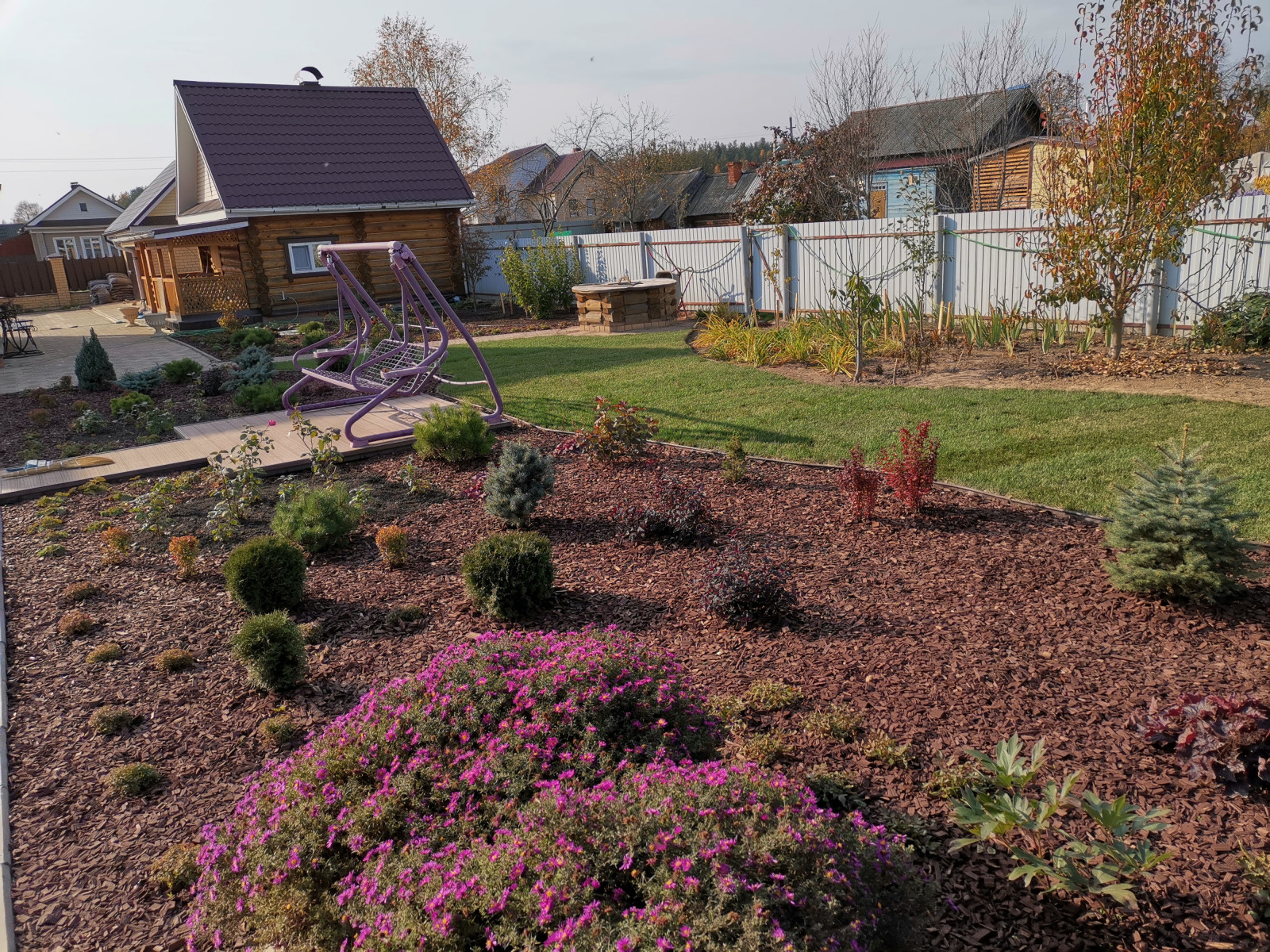 Кокшайск. Пергола – качель, шпалерный забор и обновление участка.