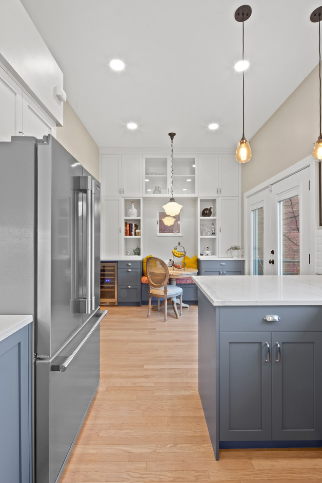 Kitchen - transitional kitchen idea in Chicago