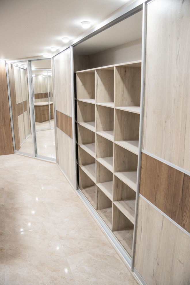 Гардеробная комната на цокольном этаже