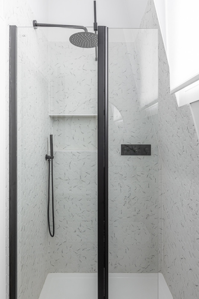 Inspiration för små klassiska badrum med dusch, med luckor med lamellpanel, vita skåp, en dusch i en alkov, en vägghängd toalettstol, grå kakel, marmorkakel, grå väggar, klinkergolv i porslin, ett integrerad handfat, grått golv och dusch med gångjärnsdörr