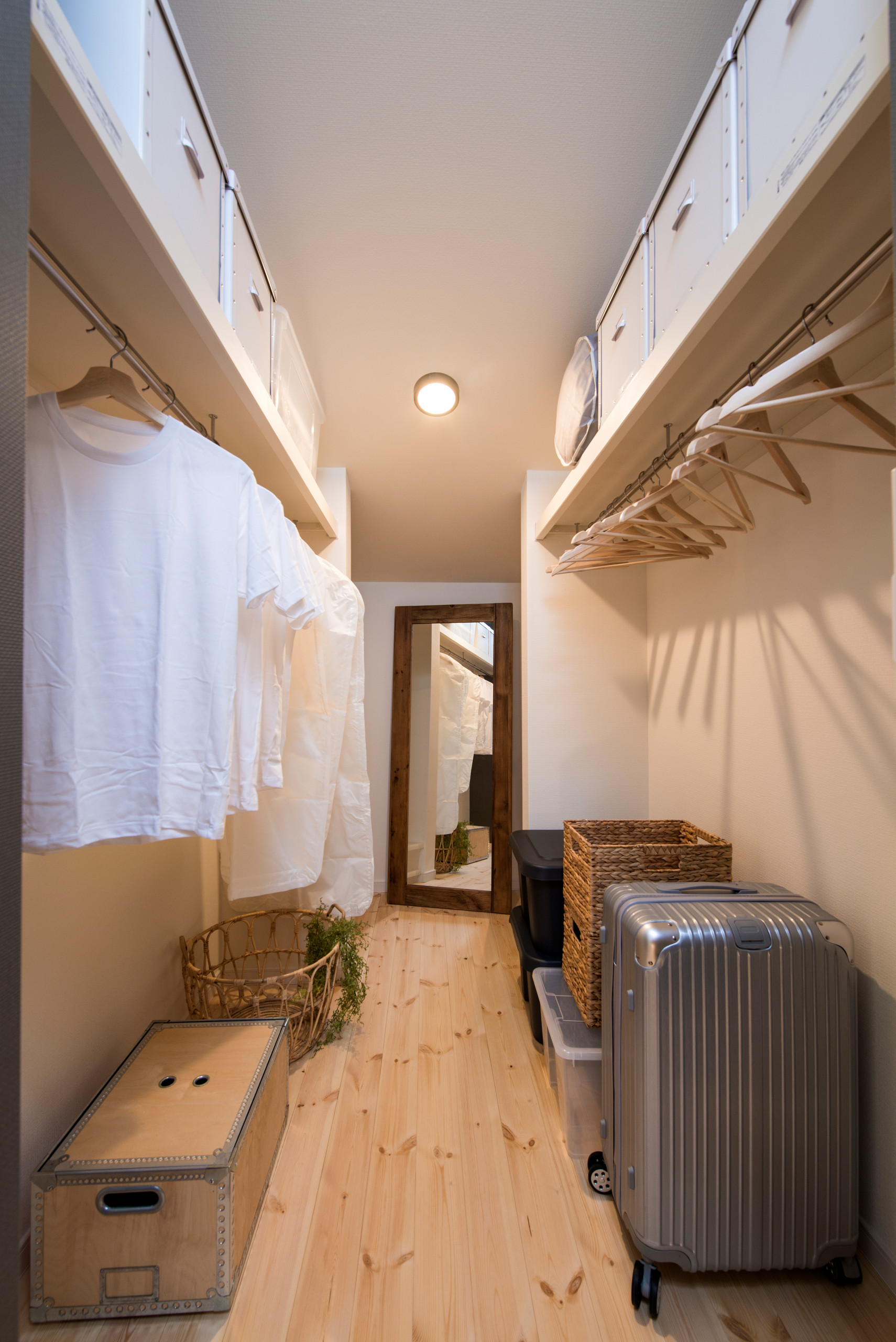 屋根裏部屋と暖炉がある、別荘のような家