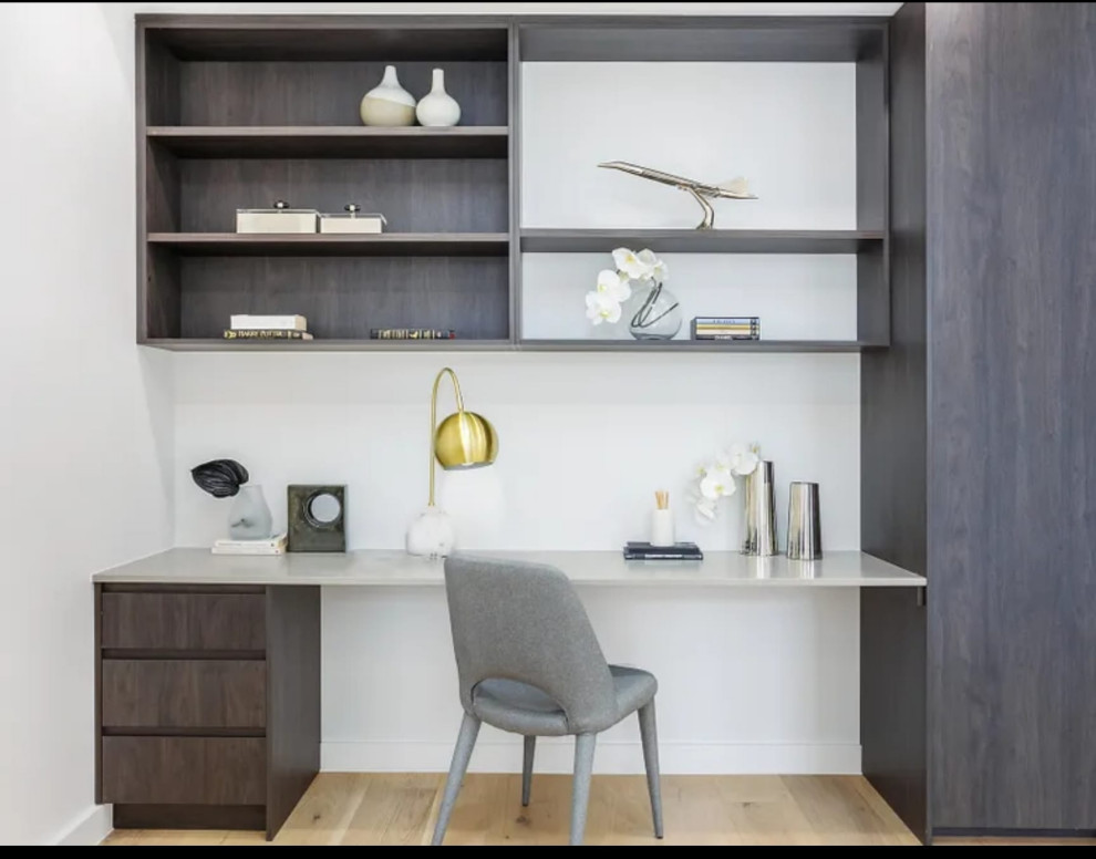 Idée de décoration pour un petit bureau design avec un mur blanc, sol en stratifié, un bureau intégré et un sol beige.