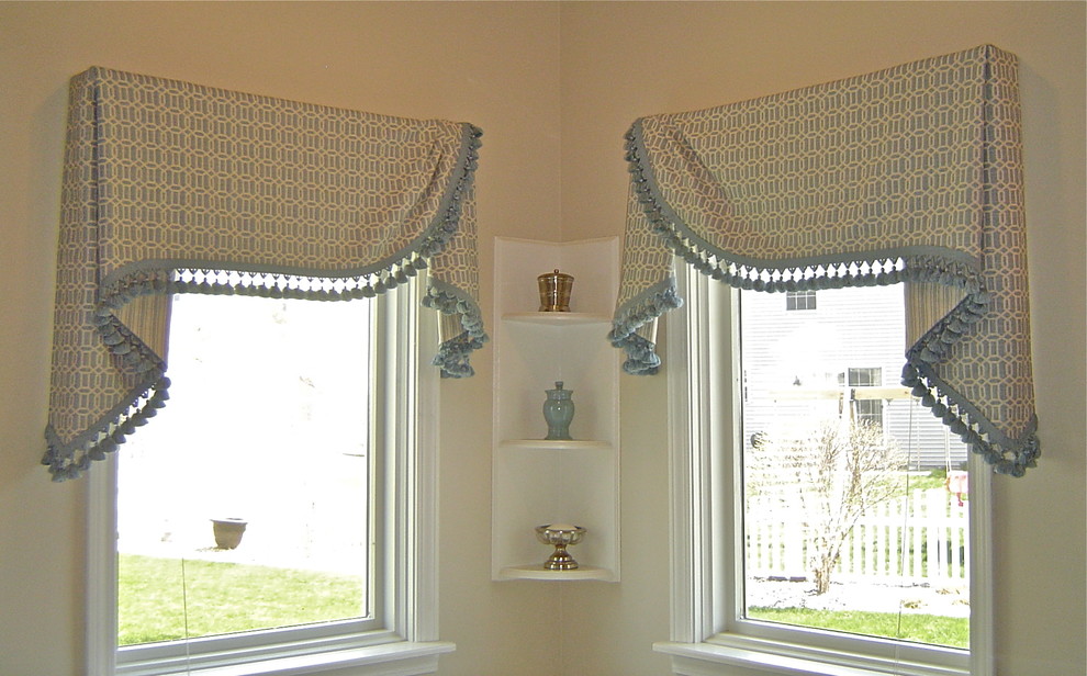 Transitional home design photo in Chicago