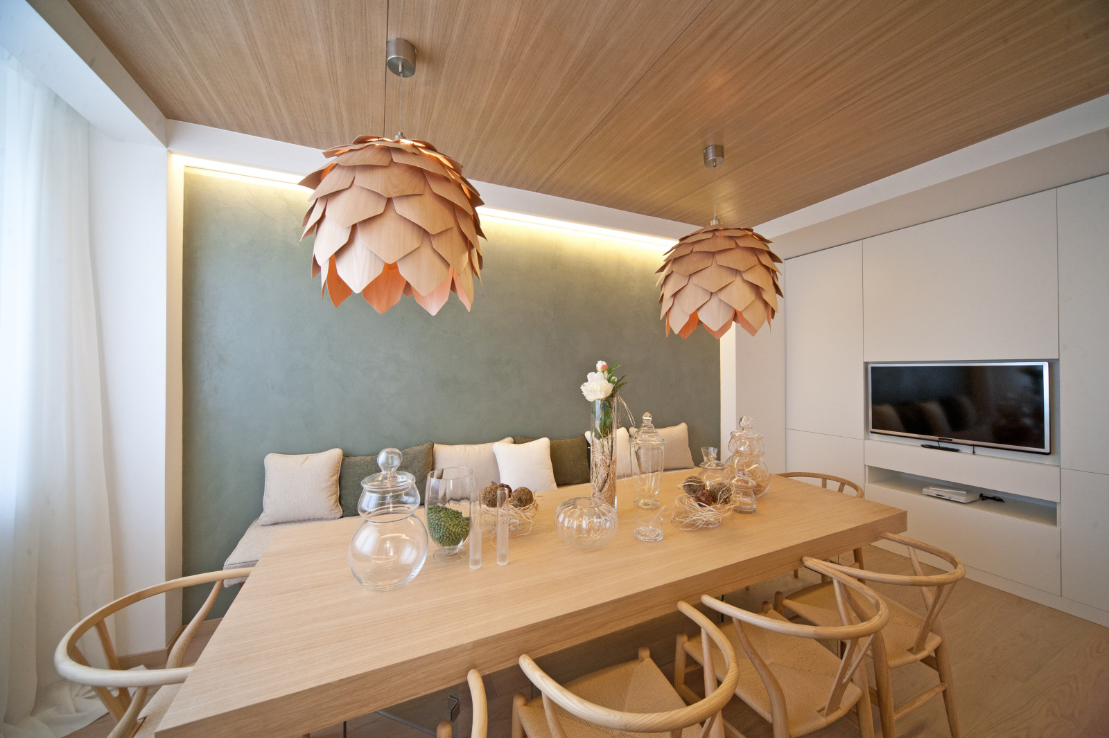 Кухня-столовая с шишками