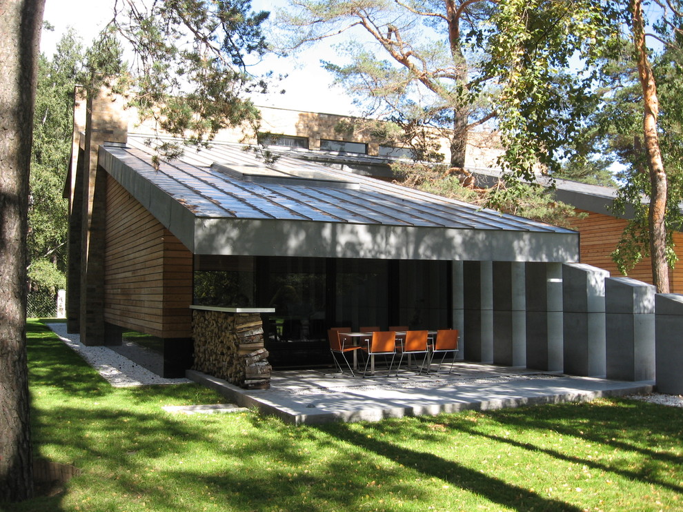 Дом в соснах у пруда