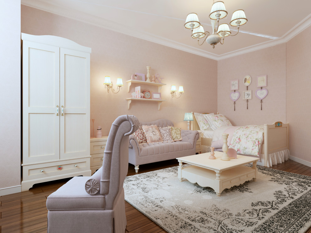 Shabby chic-inspirerad inredning av ett stort flickrum kombinerat med sovrum och för 4-10-åringar, med rosa väggar, mellanmörkt trägolv och brunt golv