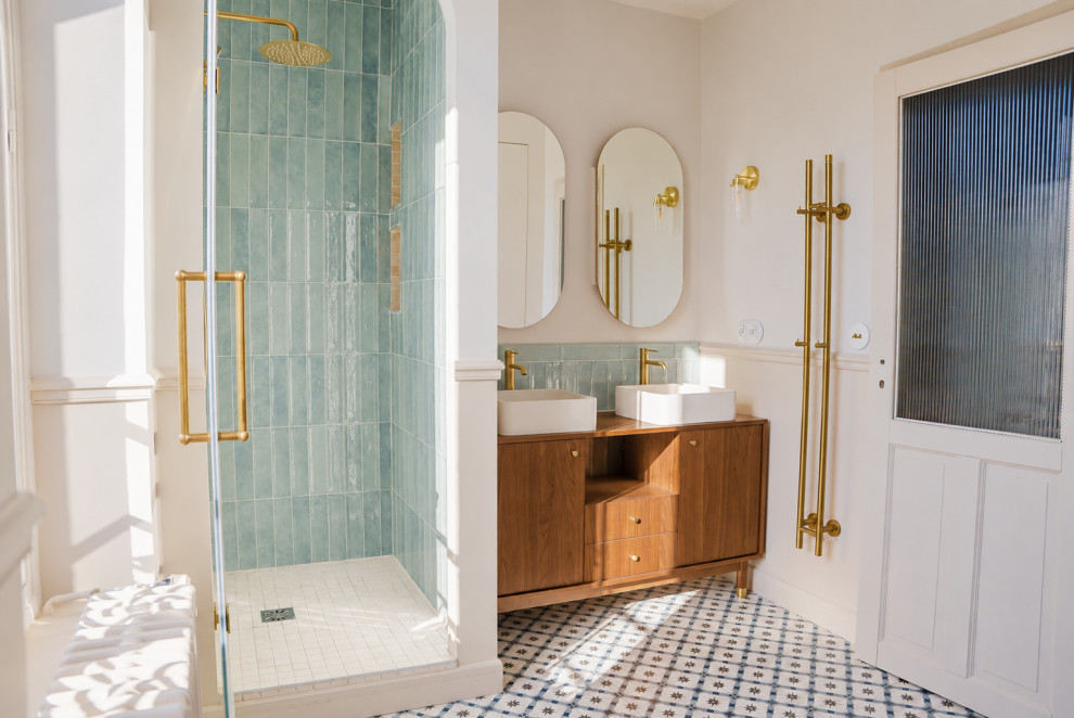Salle de bain avec douche verte et double vasque — Après rénovation