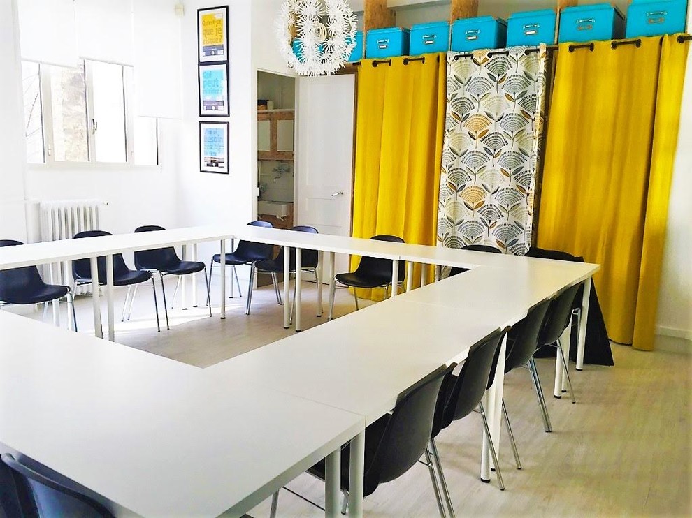 Cette photo montre une salle à manger scandinave de taille moyenne.