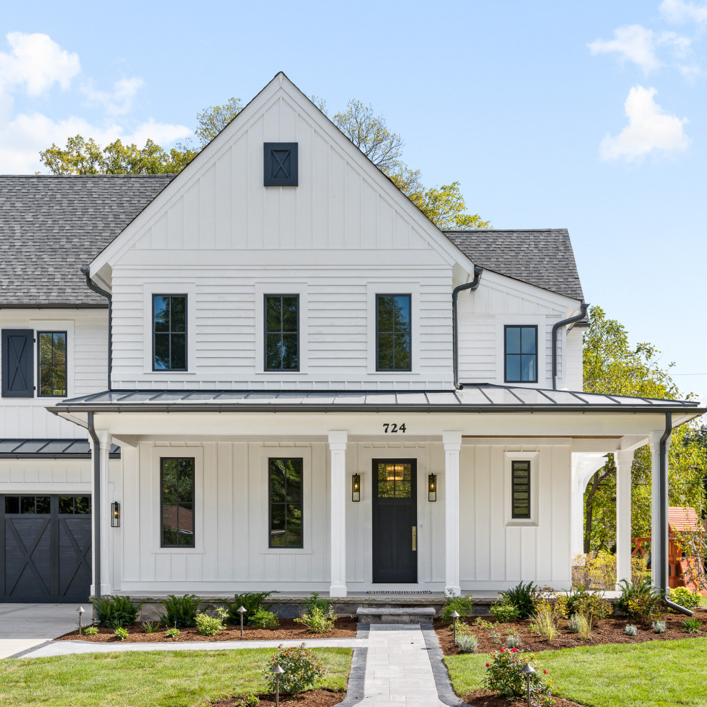 Home design - mid-sized transitional home design idea in Chicago