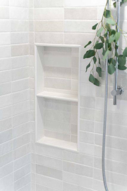 Stunning Transitional Renovation klassisch-modern-badezimmer