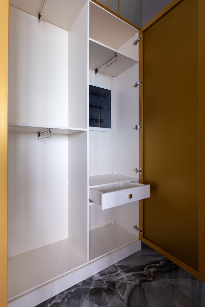 Зеркальный шкаф с распашными дверьми