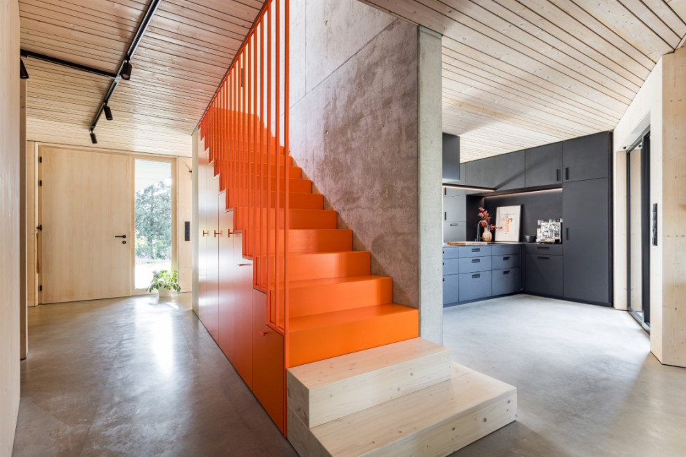 Immagine di una scala minimalista con parapetto in metallo e pareti in legno