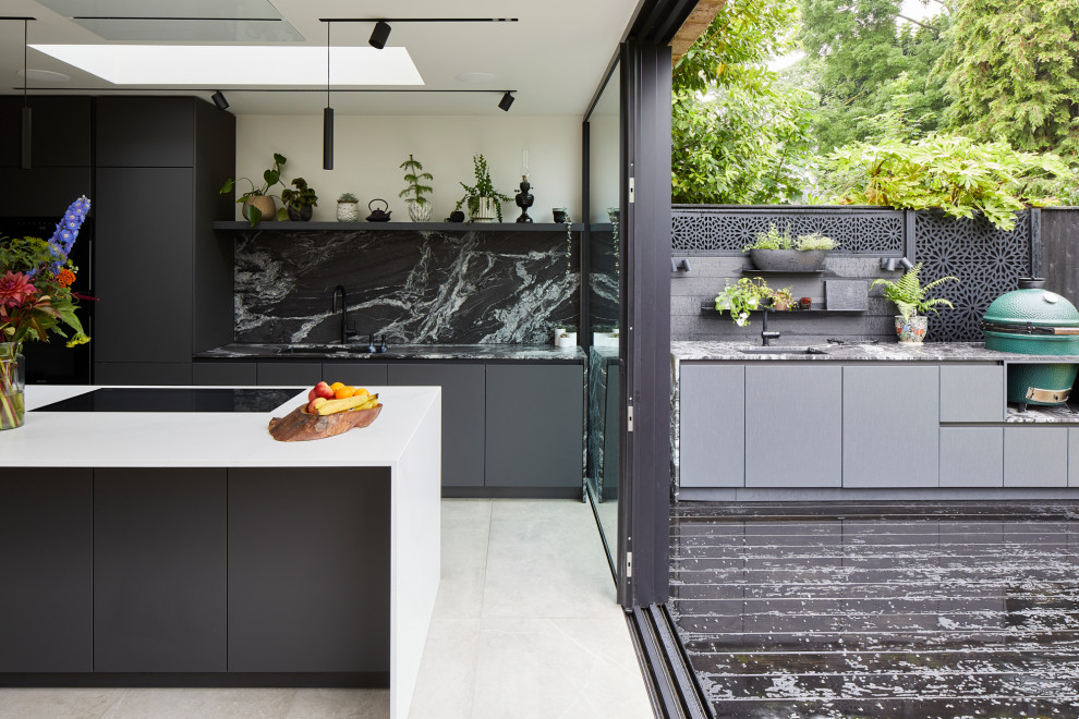 Идея дизайна: прямая кухня-гостиная среднего размера в стиле модернизм с плоскими фасадами, черными фасадами, столешницей из кварцевого агломерата и островом