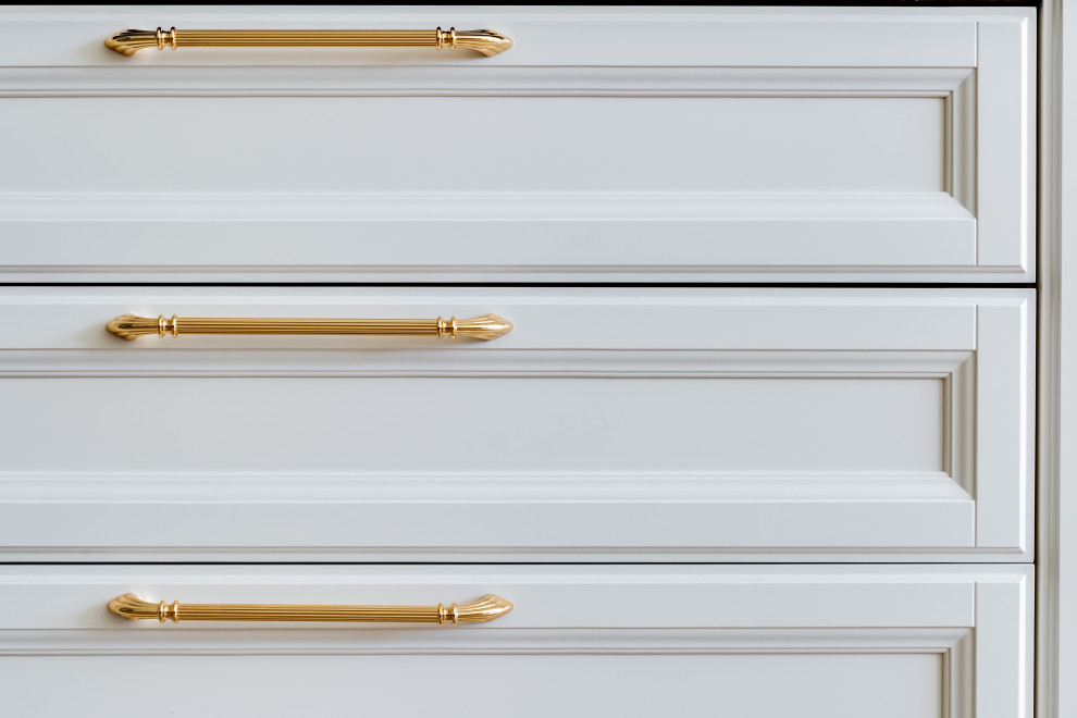 Просторная гостинная с функциональной мебелью