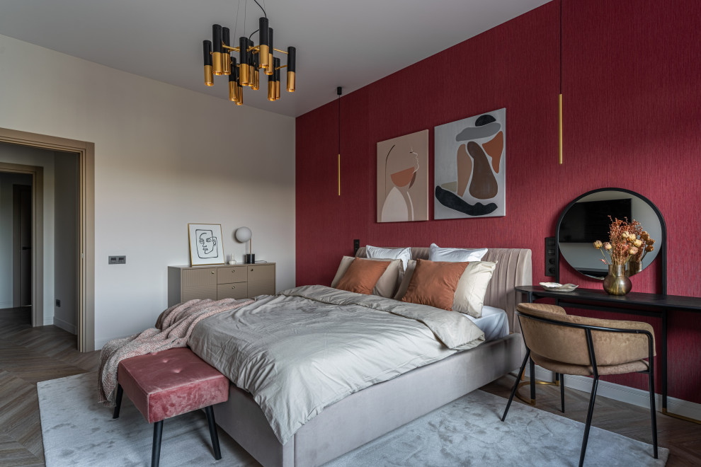 サンクトペテルブルクにある中くらいなコンテンポラリースタイルのおしゃれな寝室 (赤い壁、無垢フローリング、ベージュの床、壁紙、アクセントウォール) のレイアウト