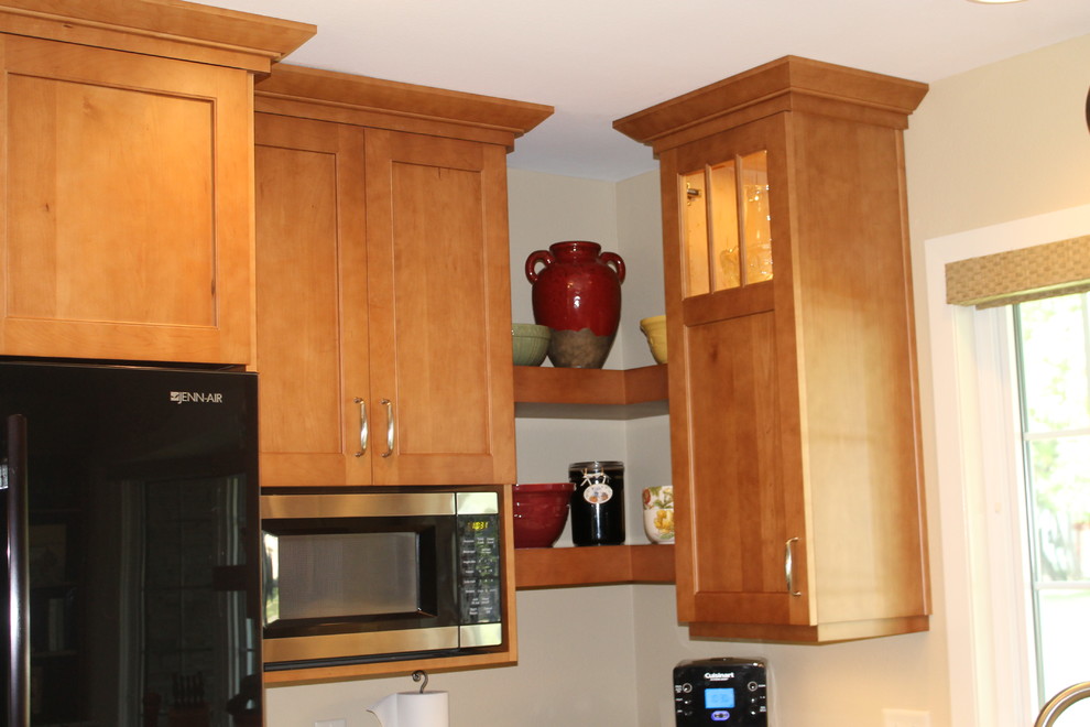 Example of a mid-sized transitional u-shaped eat-in kitchen design with shaker cabinets, medium tone wood cabinets, quartzite countertops and a peninsula