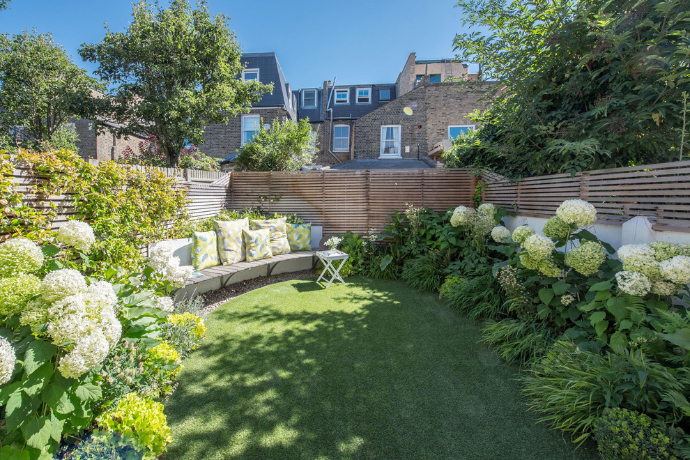 Small contemporary backyard garden in London.