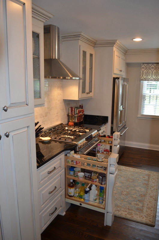 Transitional kitchen photo in Nashville