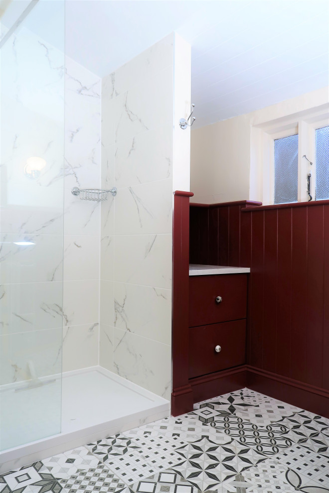 Стильный дизайн: детская ванная комната среднего размера в классическом стиле с плоскими фасадами, серыми фасадами, открытым душем, раздельным унитазом, белой плиткой, керамогранитной плиткой, красными стенами, полом из керамогранита, настольной раковиной, столешницей из искусственного кварца, разноцветным полом, открытым душем, белой столешницей, акцентной стеной, тумбой под одну раковину, напольной тумбой и стенами из вагонки - последний тренд
