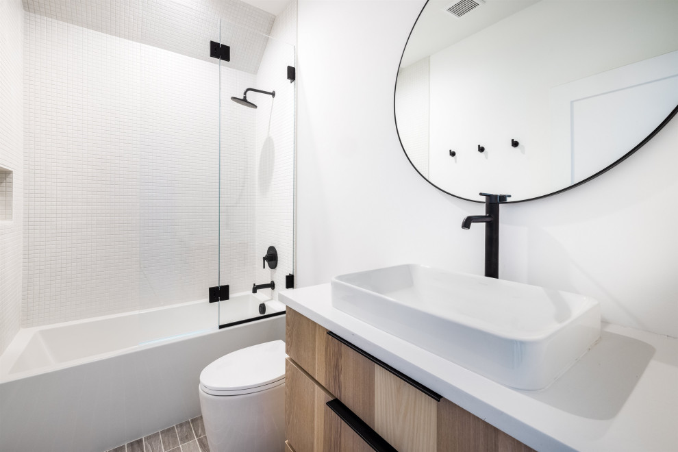 リッチモンドにある北欧スタイルのおしゃれな浴室の写真