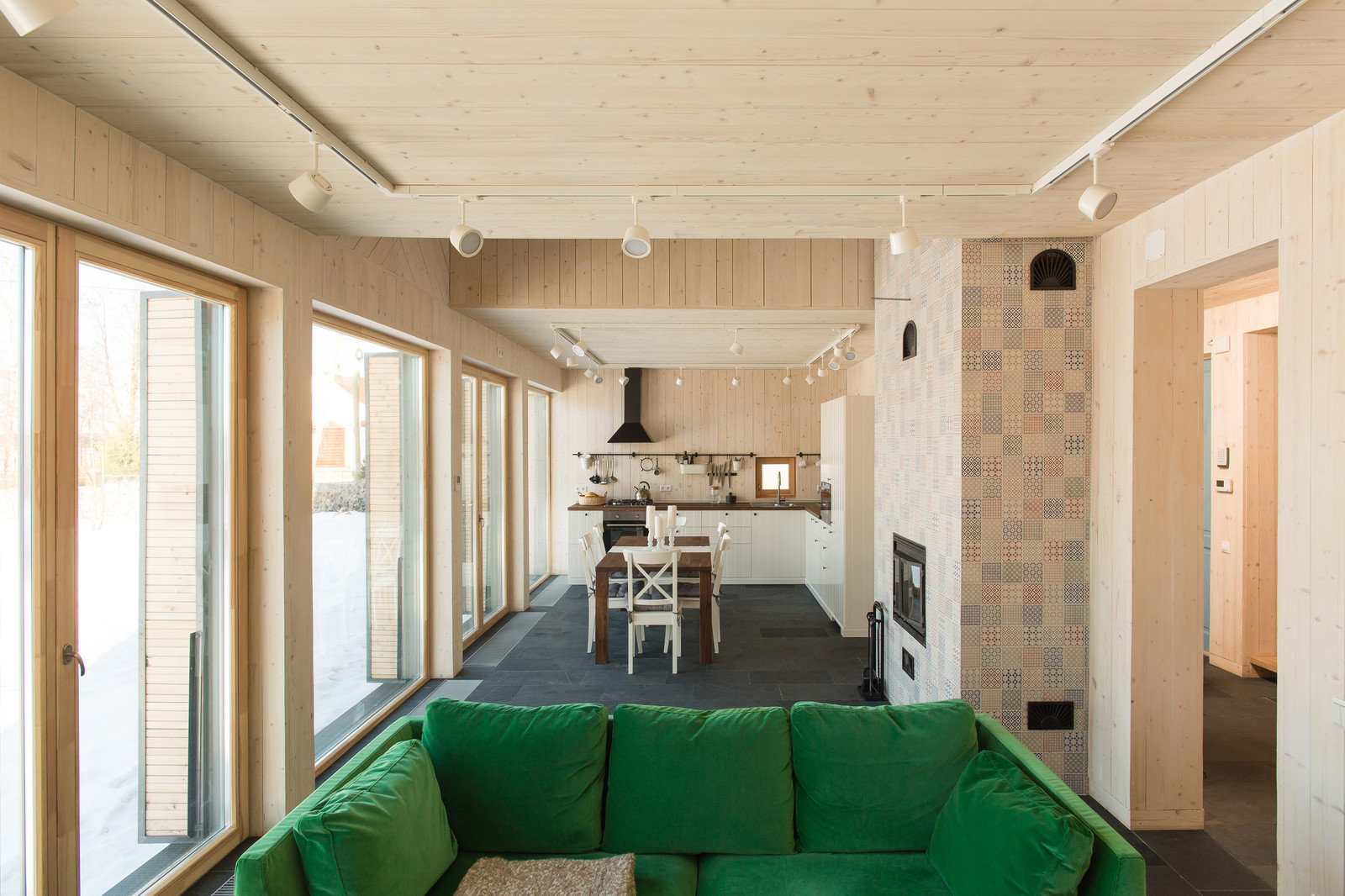 Гостиная-кухня-столовая.