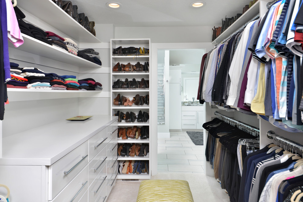 Design ideas for a contemporary storage and wardrobe in Cleveland.