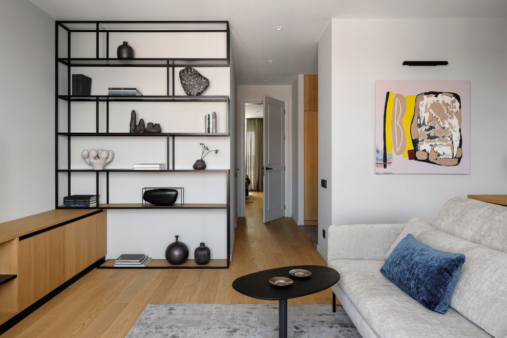 Пример оригинального дизайна: гостиная комната среднего размера в современном стиле с серыми стенами, паркетным полом среднего тона и коричневым полом