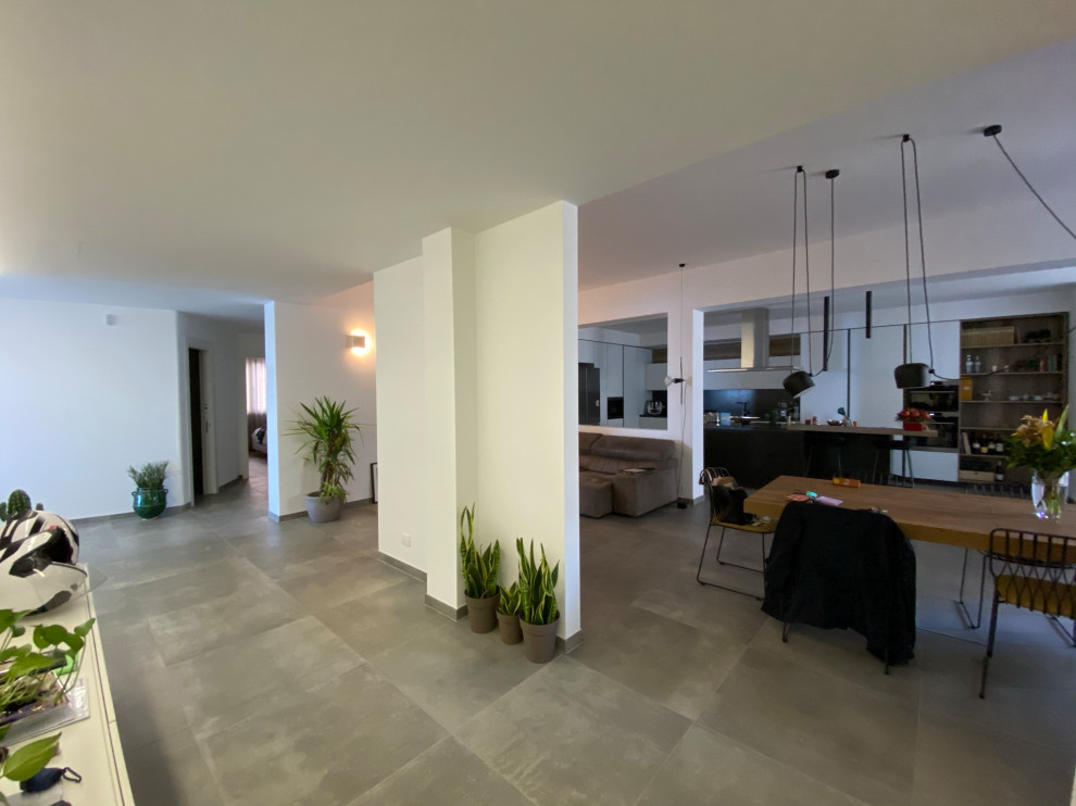 Свежая идея для дизайна: большой коридор в стиле модернизм с белыми стенами, полом из керамогранита, серым полом и многоуровневым потолком - отличное фото интерьера