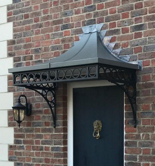 На фото: маленькая входная дверь в викторианском стиле с одностворчатой входной дверью и синей входной дверью для на участке и в саду