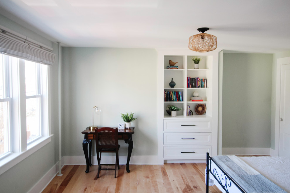 Imagen de dormitorio nórdico grande con paredes verdes, suelo de madera en tonos medios, suelo marrón y vigas vistas