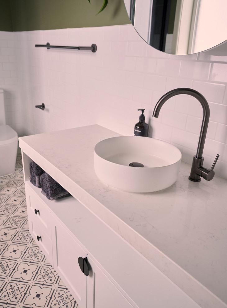 Пример оригинального дизайна: ванная комната среднего размера со стиральной машиной в современном стиле с фасадами с утопленной филенкой, белыми фасадами, угловой ванной, угловым душем, унитазом-моноблоком, белой плиткой, керамической плиткой, коричневыми стенами, бетонным полом, настольной раковиной, столешницей из искусственного кварца, черным полом, душем с распашными дверями, белой столешницей, тумбой под одну раковину и встроенной тумбой