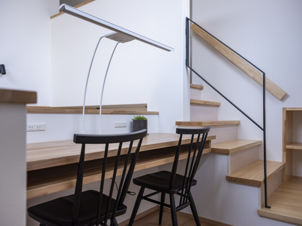 Стильный дизайн: деревянная лестница среднего размера в стиле модернизм с деревянными ступенями, металлическими перилами, обоями на стенах и кладовкой или шкафом под ней - последний тренд