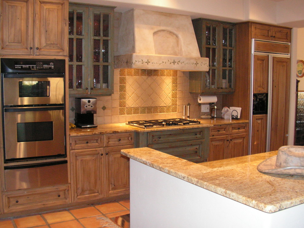 Photo of a traditional kitchen in Phoenix.