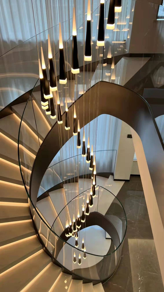 Modelo de escalera curva minimalista grande con escalones de mármol, contrahuellas de mármol, barandilla de vidrio y ladrillo