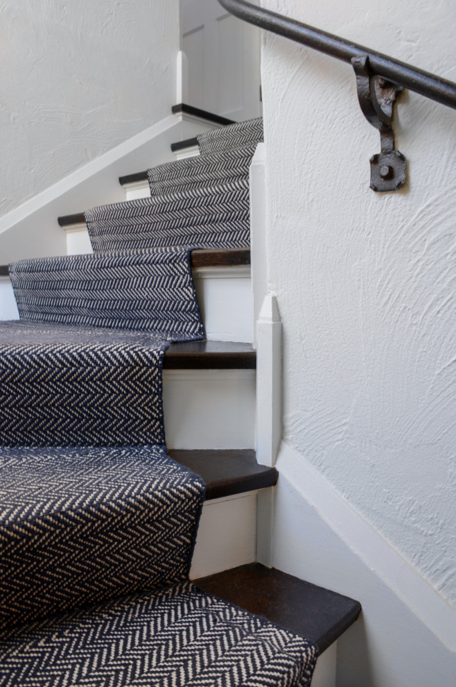 ミルウォーキーにある高級な中くらいなトラディショナルスタイルのおしゃれなかね折れ階段 (木の蹴込み板、金属の手すり) の写真