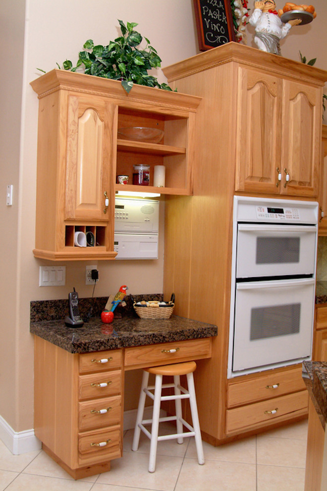 Example of a classic kitchen design in Tampa
