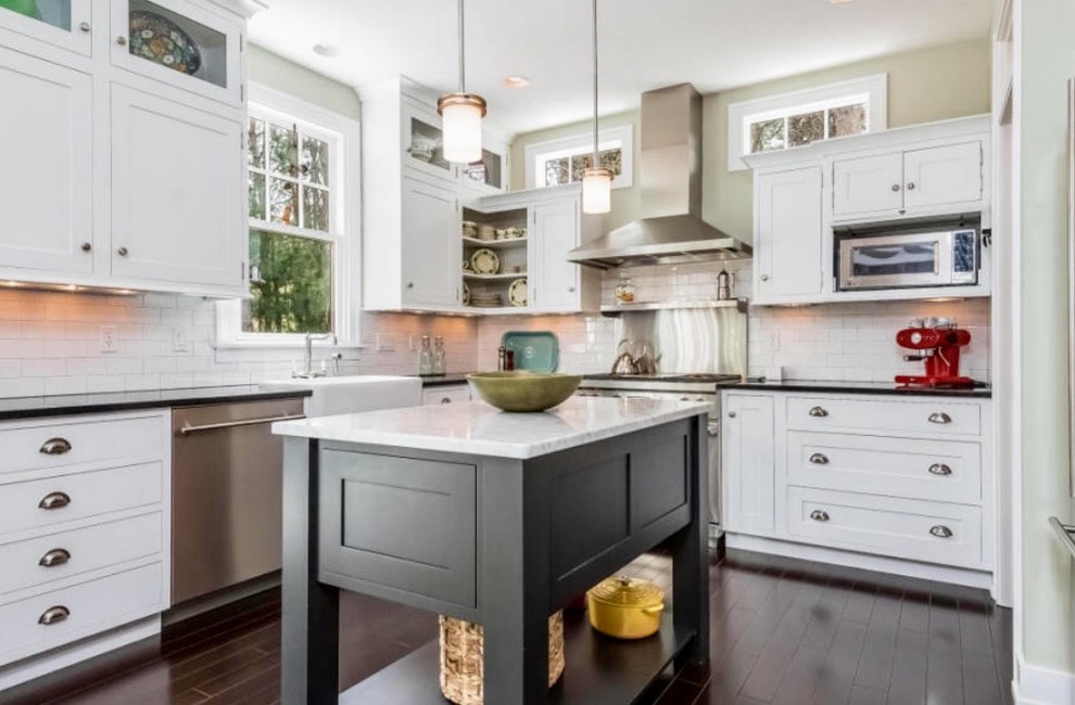 Transitional kitchen photo in Chicago